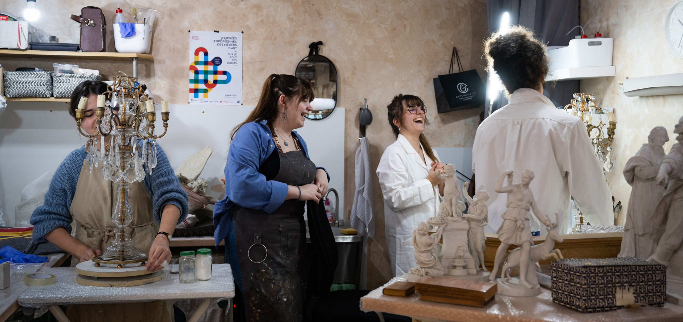 Atelier pratique où des jeunes manipulent un luminaire et une sculpture