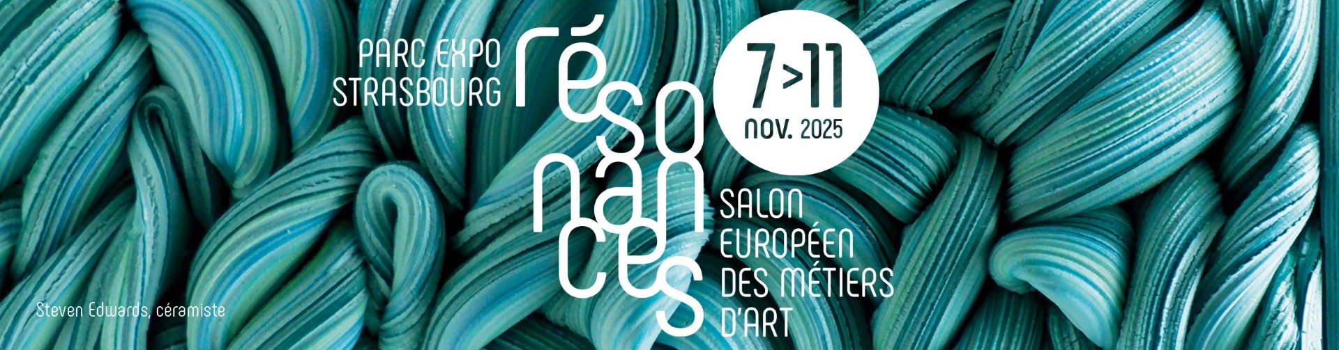 Affiche résonance avec les dates du salon, et une œuvre de céramique en fond