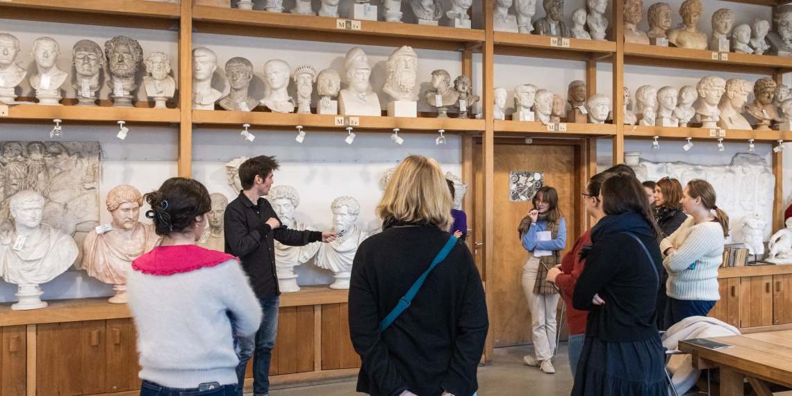 Photographie d'un groupe d'enseignants en formation à la galerie des moulages Grand Palais Rmn