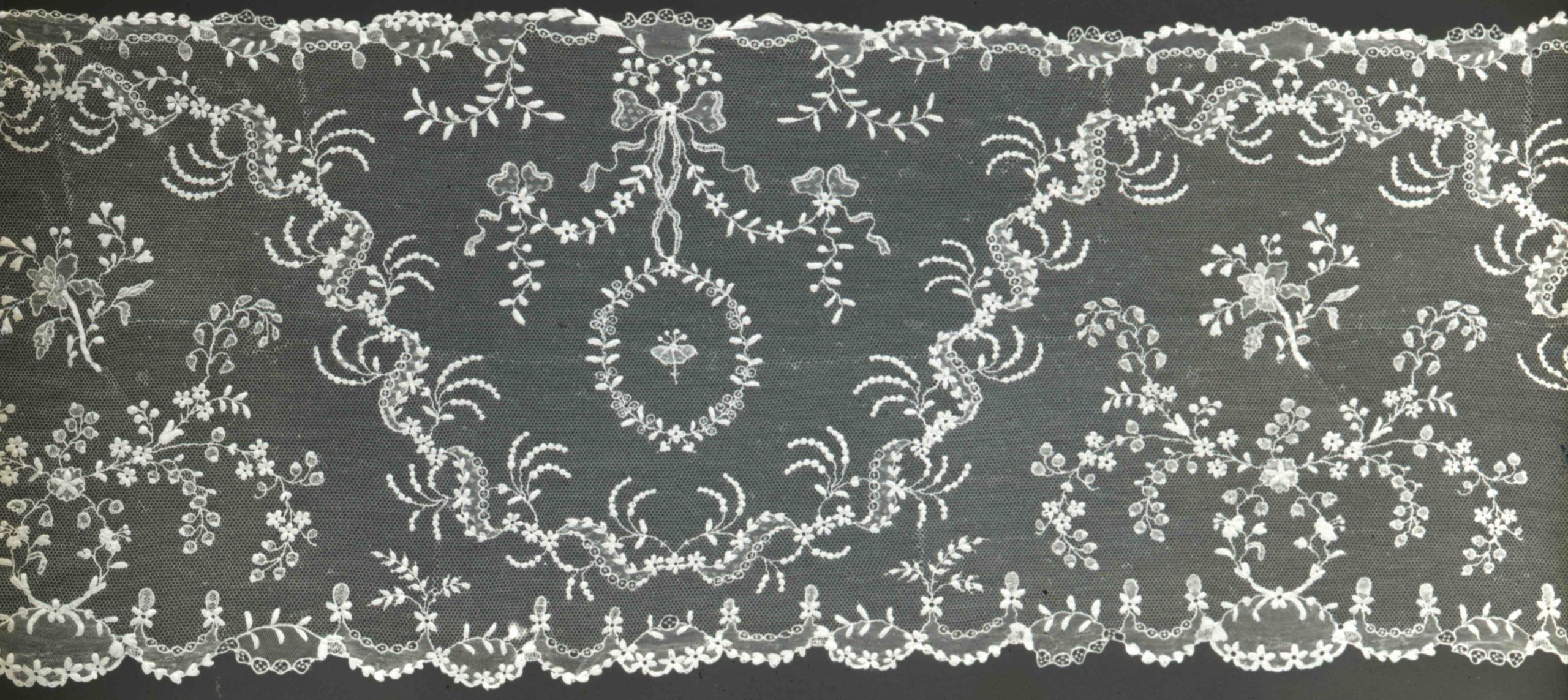 Dentelle d’Argentan ou point de France, fin 18ème siècle, Coll. Kunsthistorisch Instituut van de Universiteit van Amsterdam, CC BY 3.0