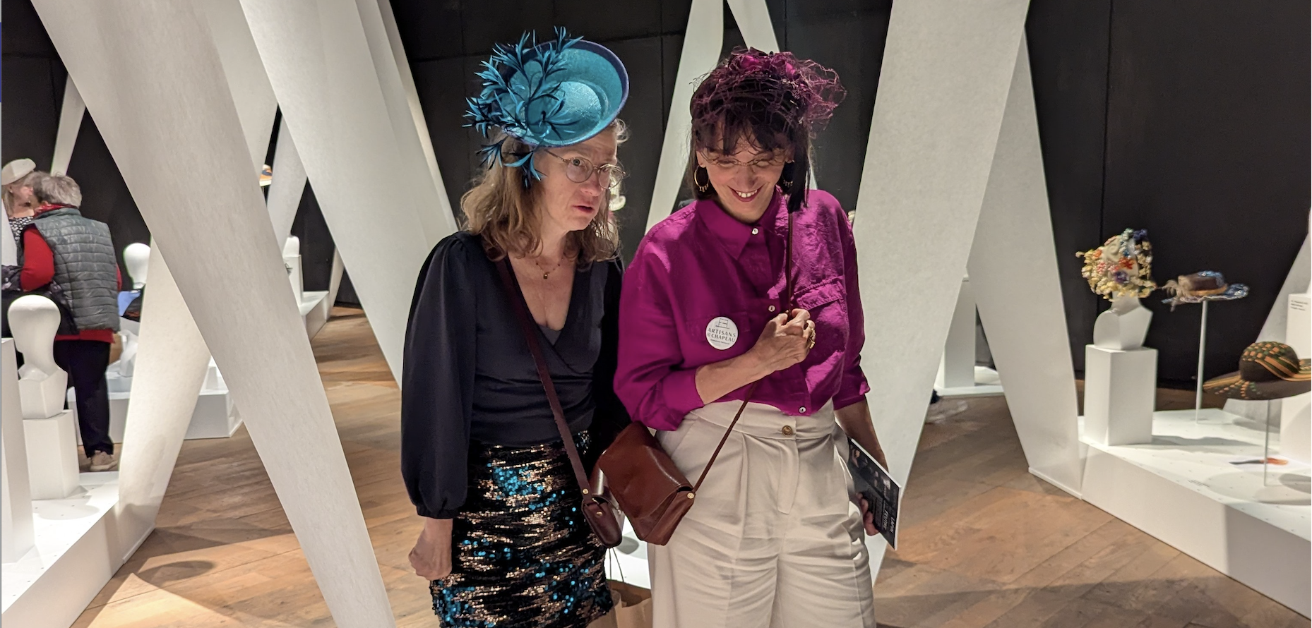 Deux femmes portant des chapeaux à une exposition