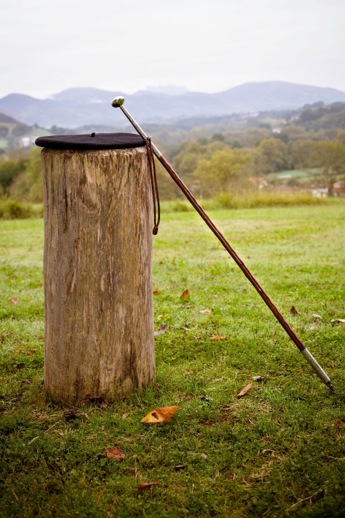 Makhila et béret devant une vue des Pyrénées, photographie de Cendrine Bidal