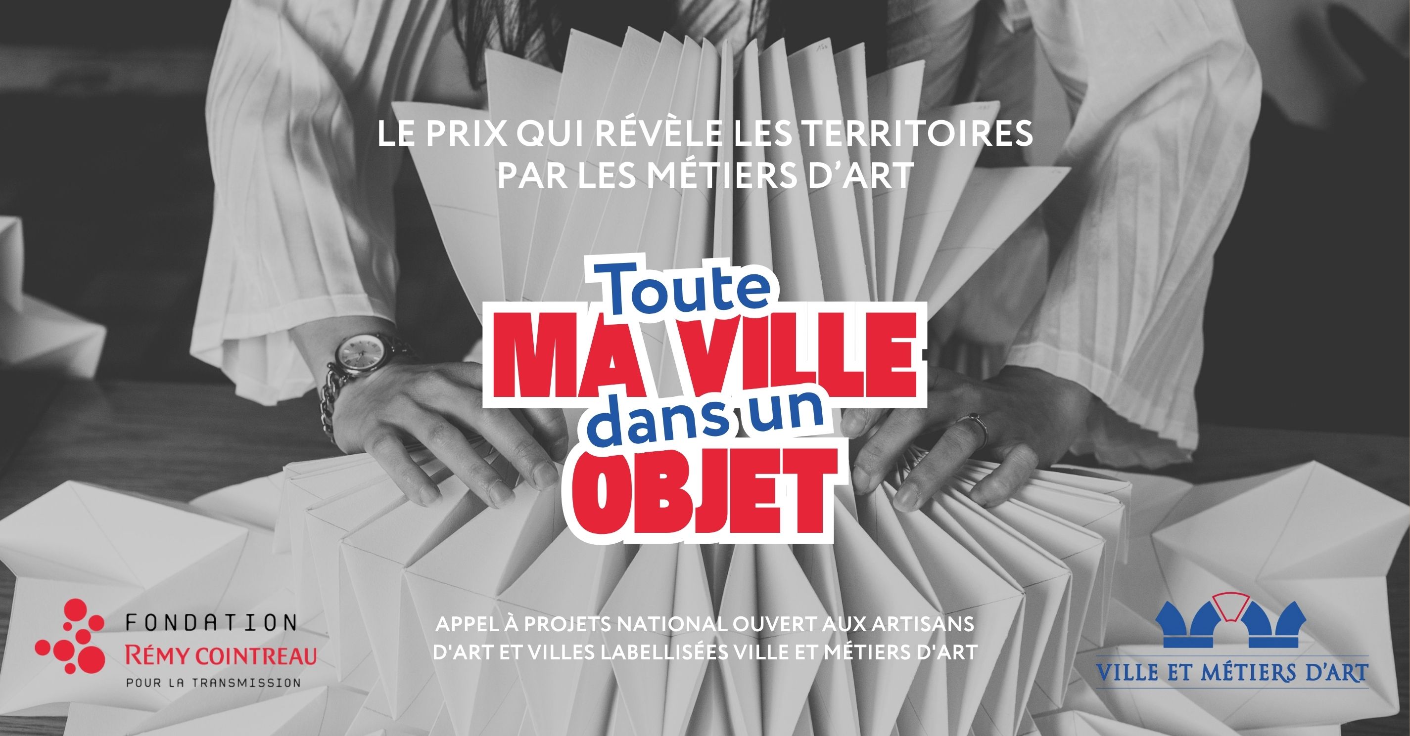 affiche de l'appel à candidatures avec image d'un artisan plissant du papier en arrière-plan