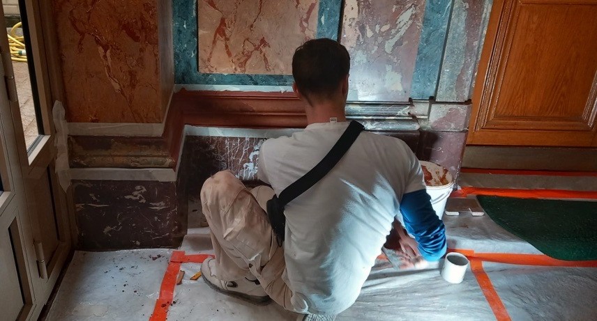 Réalisation de stuc marbre par l'Elève Ludovic Brun