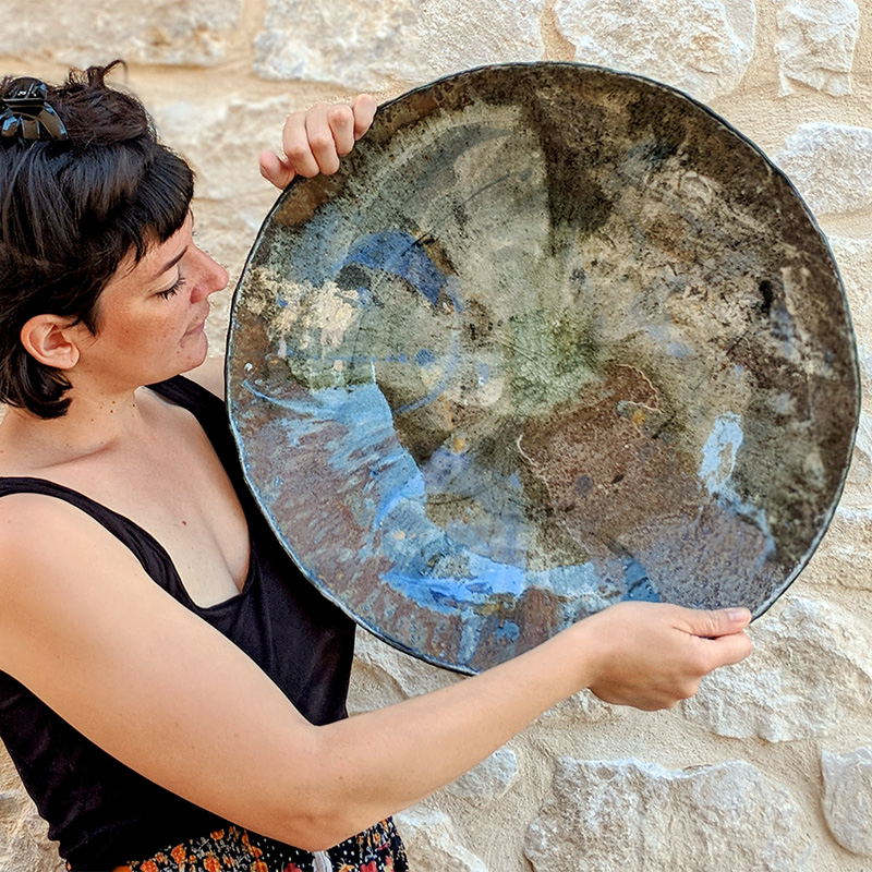 Jeune artisane d'art présentant son oeuvre