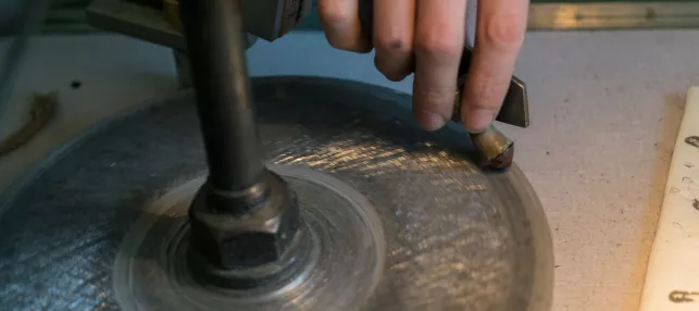 Lapidaire tourneur sur pierres dures et fines