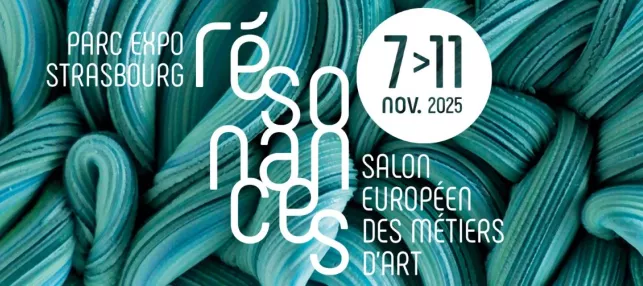 Affiche résonance avec les dates du salon, et une œuvre de céramique en fond