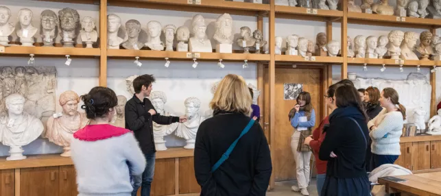 Photographie d'un groupe d'enseignants en formation à la galerie des moulages Grand Palais Rmn