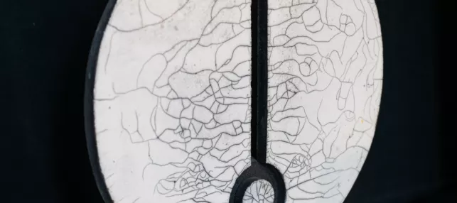 Oeuvre ronde en pierre et métal, photo d'Augustin Detienne