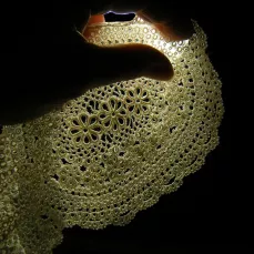 Dentelle, pièce qui s'appelle un " Suivez moi jeune homme " ou barbe. Pièce entièrement réalisée à la main par l'atelier Dentelle métier d'art.