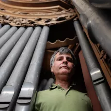 Nicolas Toussaint dans l'orgue de Saint-Omer