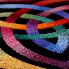 Entrelacs celtique mutlicolore brodé main, uniquement au point de noeud