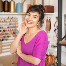 Maison Jessica Choupis propose une collection haut de gamme de sacs-bijoux, trousses, portefeuilles et portes-cartes caractérisée par l’association originale et harmonieuse du tissage d’art et de la haute maroquinerie