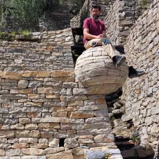 création d'une sphère d'angle en pierre sèche d'un métre de diamétre