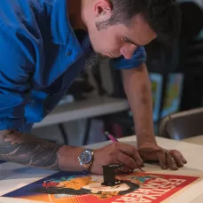 Ben Quêne peaufinant le calage de sa sérigraphie pour le festival d'Ambert.