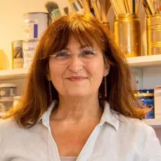 Florence Louc, Peintre sur mobilier, artisane en métier d'art. Atelier Le Bois Réenchanté, peintures et patines naturelles sur meubles et objets décoratifs.