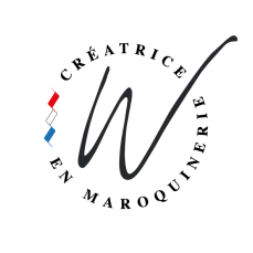 W de "Watermill" entouré de "créatrice en maroquinerie"