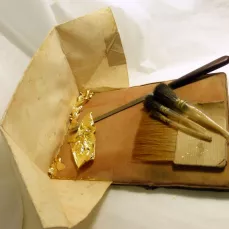 Coussin à dorer avec la palette et le couteau