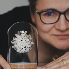 portrait de Marie Gobert, Sculpteur de Papier avec une de ses sculptures. © photo Marie Collet