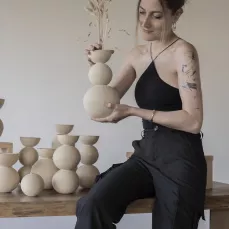 Portrait Manon de Molay - Collection Les Archives de Caliosta - Vases en céramique brute