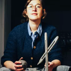 Portrait sur le tour de potier. Crédit photo : Yoann Gloaguen