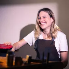 Portrait Chloé Hoquet : artisan joailler et créateur éthique