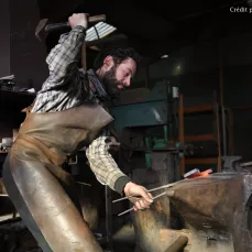 Martin Claudel dans son atelier - crédit : Lionel Le Saux