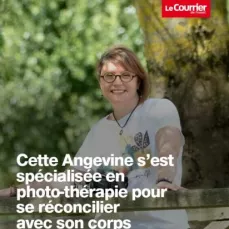 Portrait de Maud Weber devant un arbre avec son appareil photo. Un texte est présent sur l'image "cette angevine s'est spécialisée en photo-thérapie pour se réconcilier avec son corps.