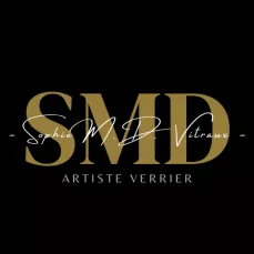 Logo Sophie MD Vitraux Initiales dorées fond noir sous titre artiste verrier