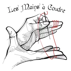 Deux mains tenant une aiguille