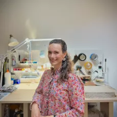 Atelier de maroquinerie artisanale à Annecy, créations uniques en cuir travaillées à la main avec précision et passion.