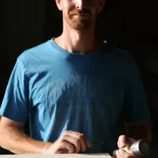 Photo de l'artisan graveur à l'oeuvre