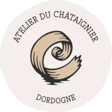 Logo rond de l'atelier du Châtaignier en Dordogne. Celui-ci est composé d'un copeau de bois de chataignier qui s'ourle comme la lettre C de Châtaignier.