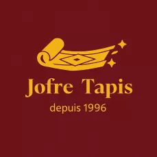 Logo Jofre Tapis représentant un tapis doré sur fond bordeaux avec le texte “Jofre Tapis – depuis 1996”.