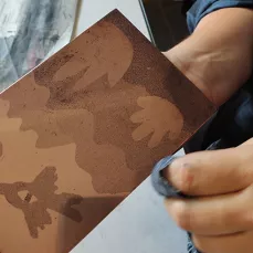 Impression d'une matrice eau forte au trait et aquatinte, formation pro.