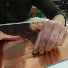 gravure au burin en cours formation pro avec Catherine Gillet