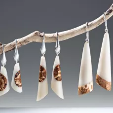 Kokobelli le semeur de bijoux Boucles d'oreilles ivoire végétal et pomme de pin