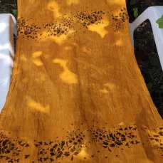 Teinture et sérigraphie végétale sur toile de lin.