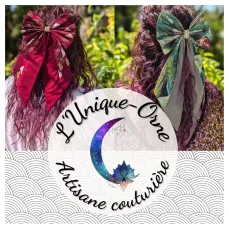 Le logo de mon entreprise l'unique-orne avec deux noeuds pour cheveux vue de dos