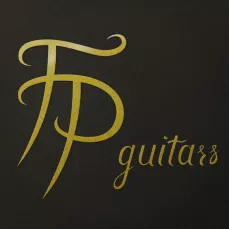 Le logo de FP Guitars se compose d’un monogramme calligraphique entrelaçant les initiales « F » et « P », prolongées par des lignes élancées et fluides. Réalisé dans une teinte dorée texturée sur un fond noir profond, il évoque le travail de la matière, la précision artisanale et le caractère haut de gamme des instruments. Le mot « guitars », inscrit en bas à droite dans une typographie manuscrite fine, complète l’identité visuelle de l’atelier.