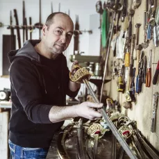 Restaurateur d'armes blanches anciennes du 16ème siècle à nos jours et des cinq continents.
