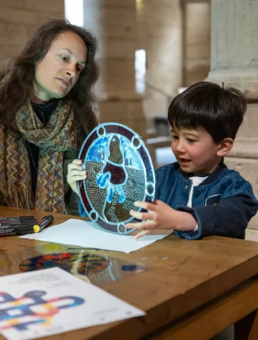 Découverte du vitrail pour les enfants à la Saint-Chapelle, lors des JEMA 2025.