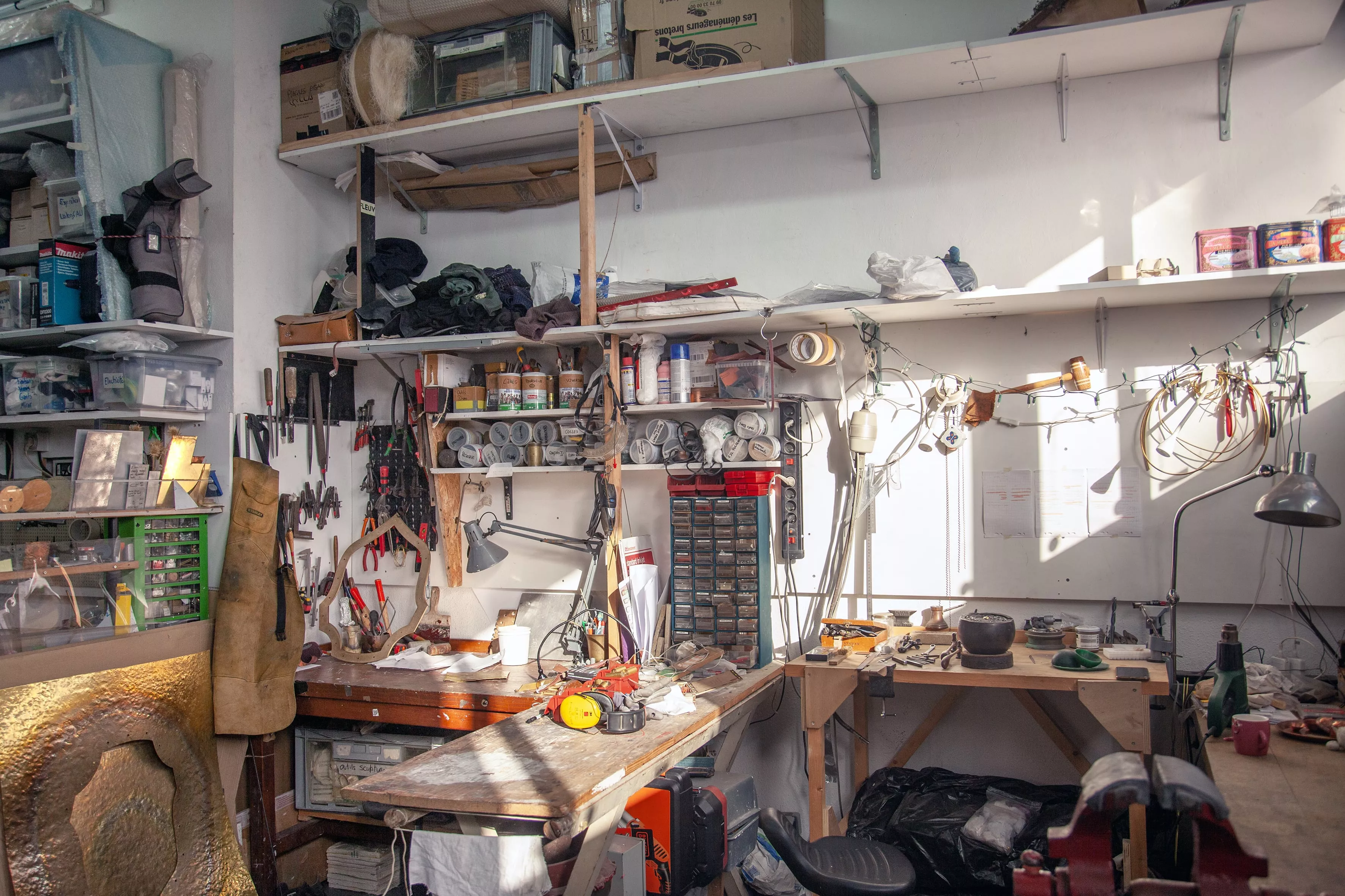 Visuel d'un atelier avec 2 établis aménagés pour la pratique du métal