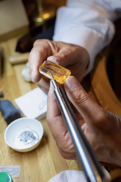 Gravure sur citrine
