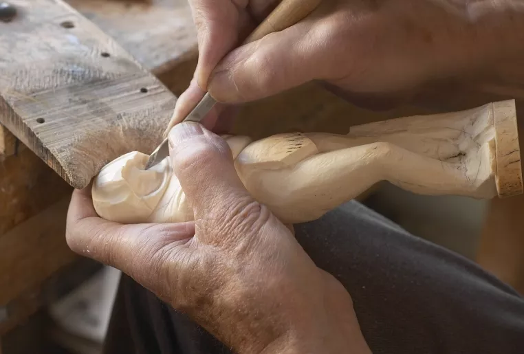 Morceau d'ivoire en train d'être sculpté, photo d'Alexis Lecomte