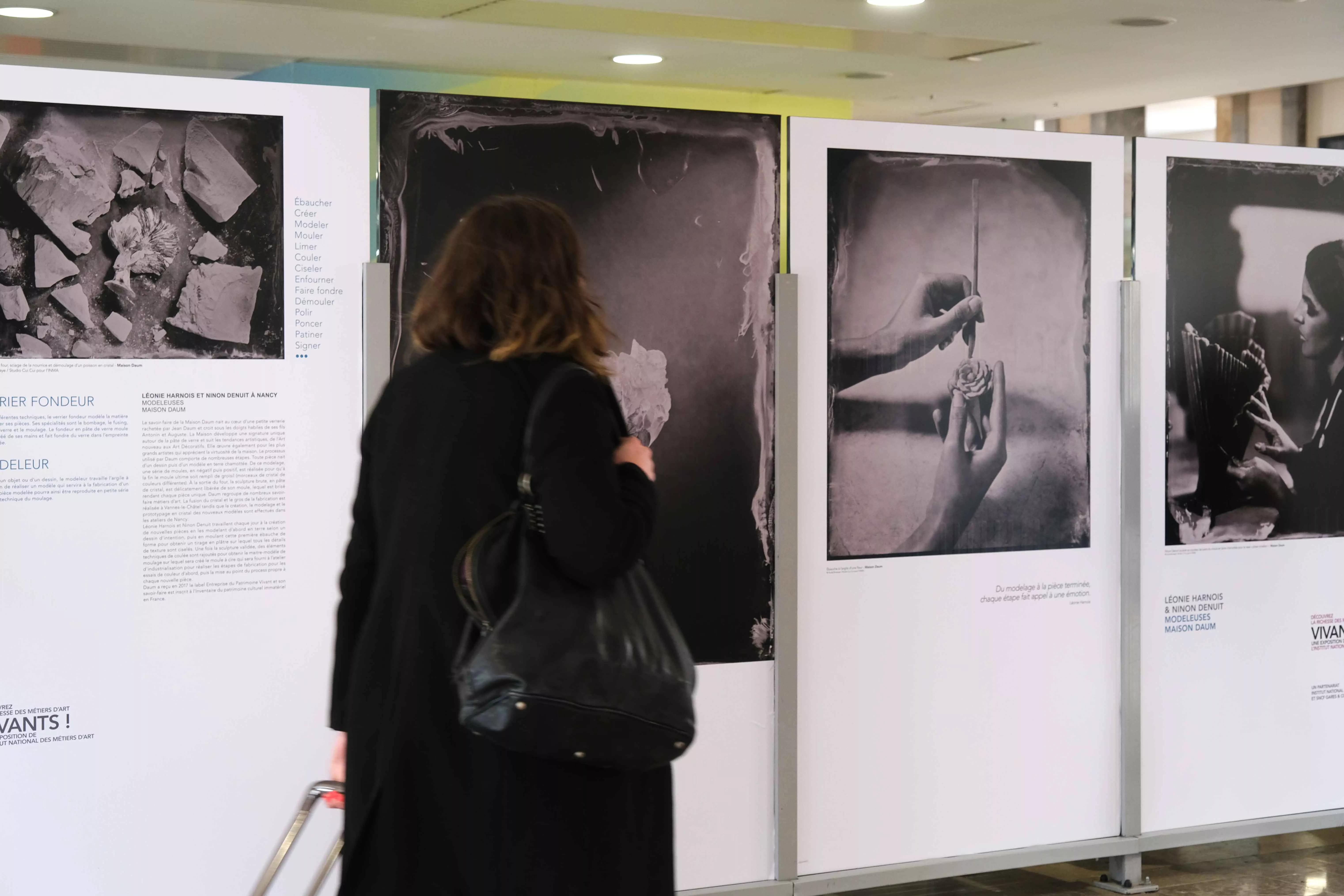Femme devant l'exposition Vivants !