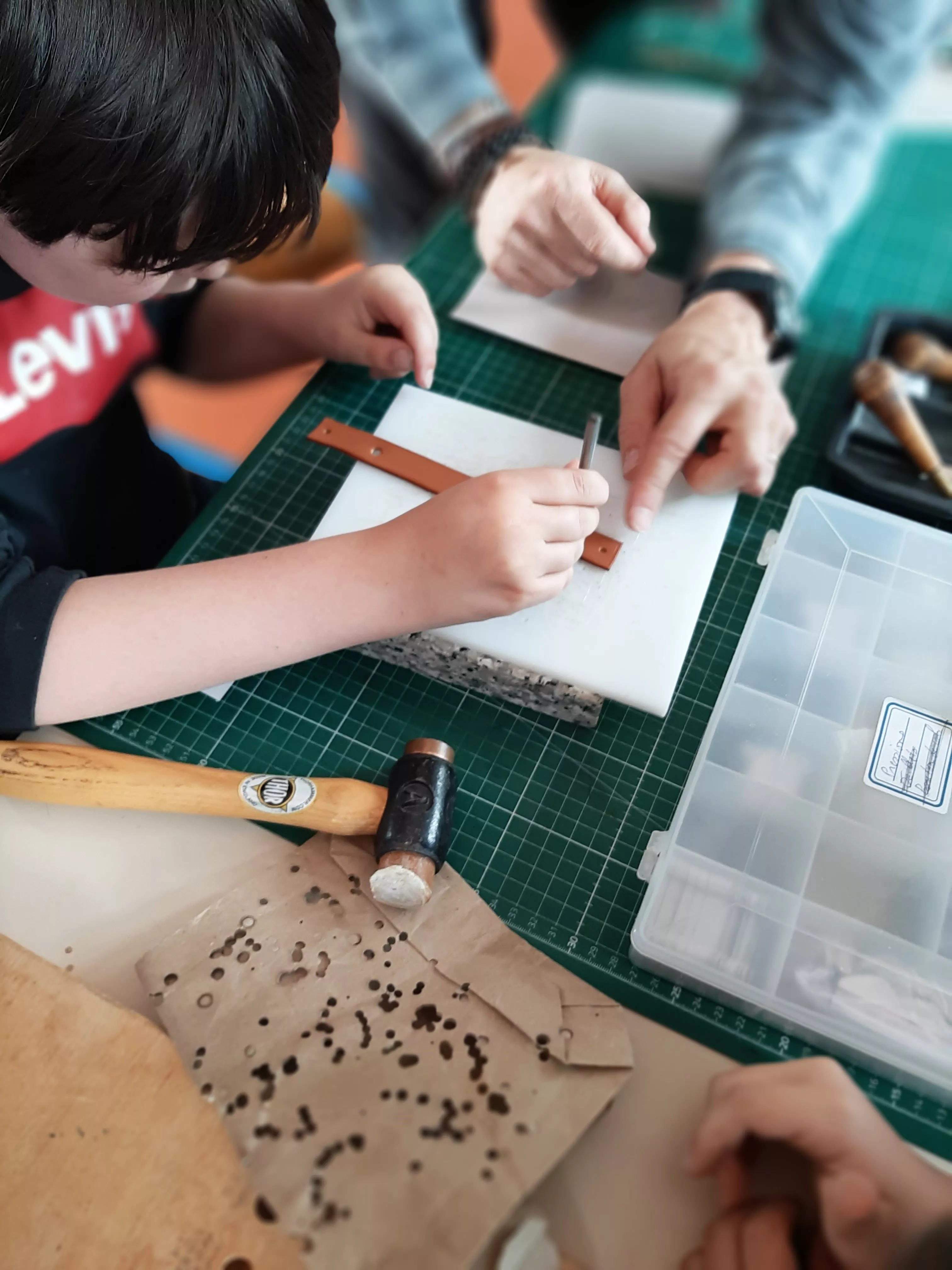 Initiation à la maroquinerie © Pôle expérimental des métiers d'art de Nontron
