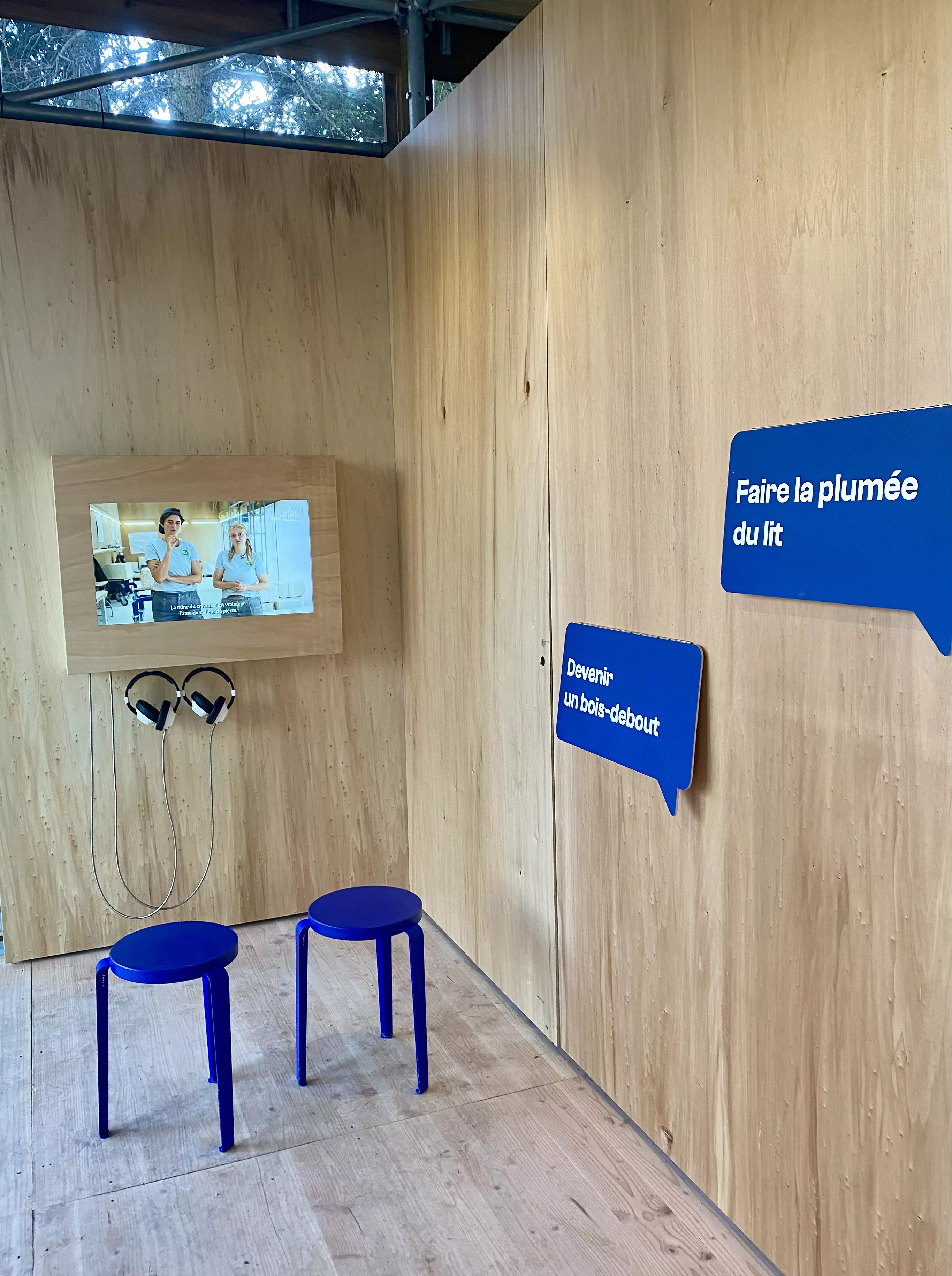 Vue d'un dispositif vidéo avec casque audio 