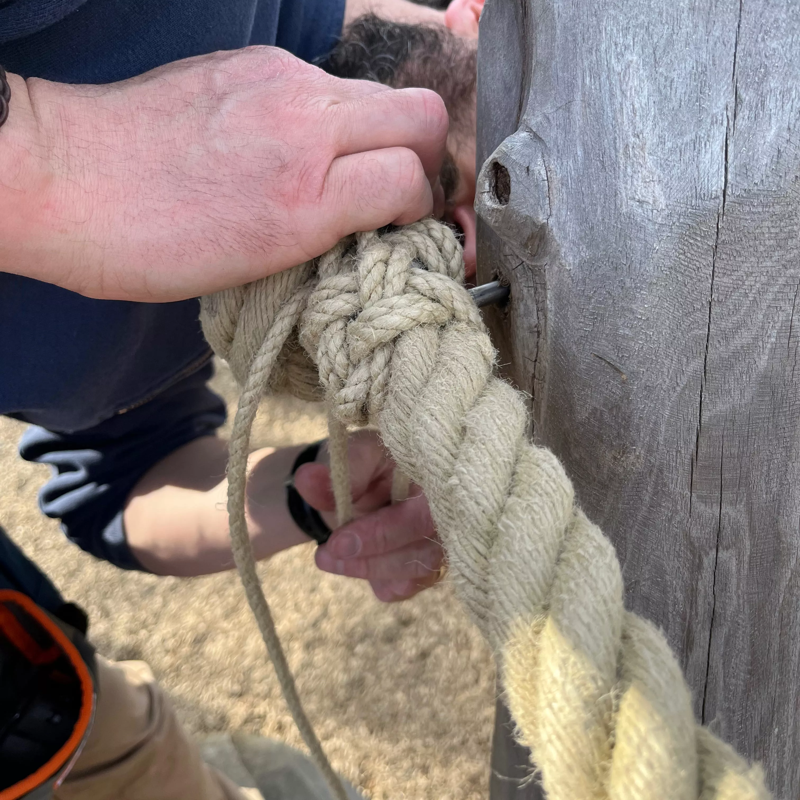 Montage de mains courantes entièrement nouées et épissées.