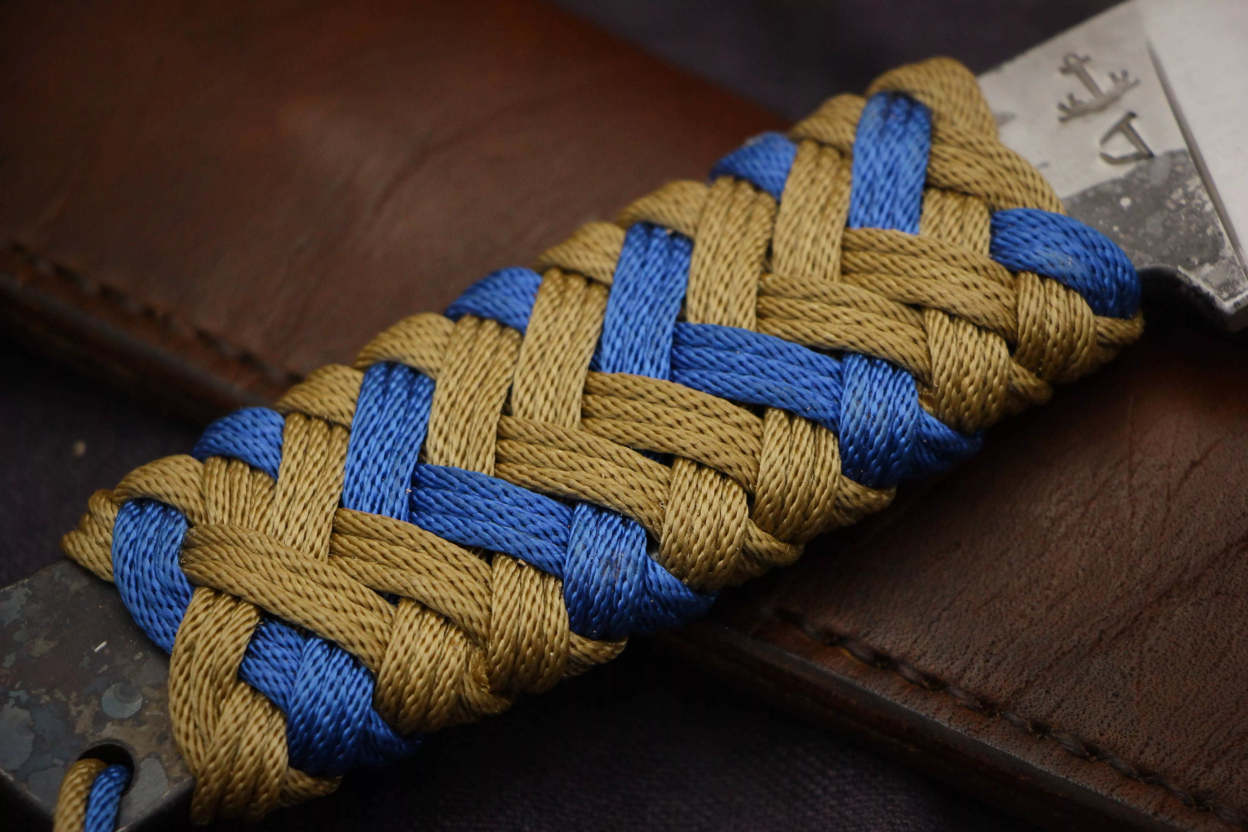 Gainages d'objets, manches, poignées, ici manche de couteau co-créé avec forgeron-coutelier.